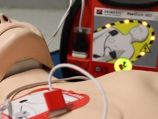 ‘Hartenkreet’ van Arnoud zorgt voor AED’s op elk NS-station