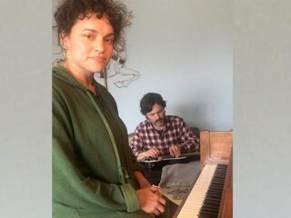 Norah Jones covert 'Patience' van Guns N' Roses tijdens thuisconcert