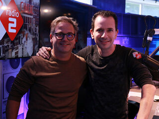 Bart houdt Guus Meeuwis voor de gek