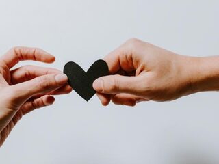 Jeroen heeft downsyndroom en organiseert First Dates voor beperkten