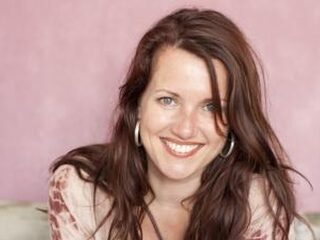 Simone praat met Helen Botman