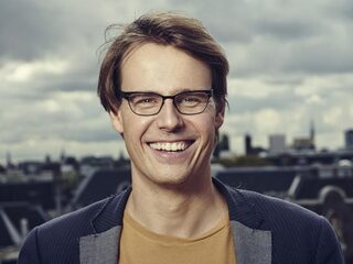 Henk van Steeg stemt voor de NPO Radio 2 Top 2000