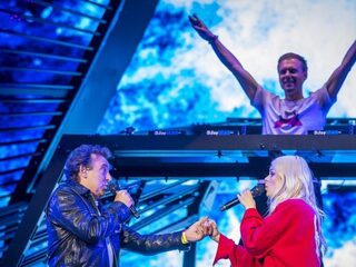 Wanneer gebruik je 'featuring' of 'en' bij nummers?