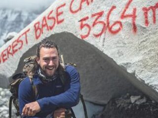 Anton loopt 2600 kilometer op blote voeten voor het goede doel