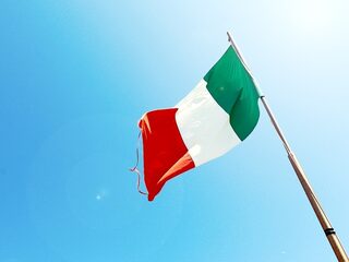 Wie is die charmante en mysterieuze Italiaan?