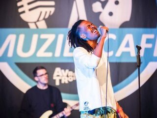 Jeangu Macrooy laat ‘Birth Of A New Age’ live horen bij Muziekcafé