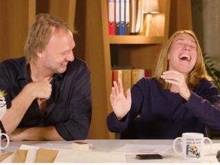 Waarom ligt Caroline nat in bed?