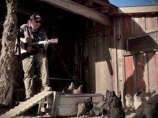 Neil Young speelt 'Old Man' voor zijn kippen