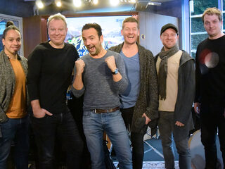 Racoon brengt live eerbetoon aan Sven Kramer