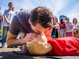 Reanimeren kun je leren: Rode Kruis start cursus via Instagram