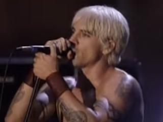 Red Hot Chili Peppers sluiten Woodstock '99 af in vuurzee