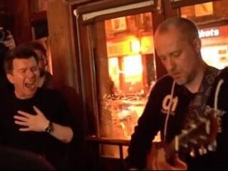 Rick Astley zingt medley in kroeg