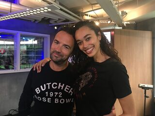 Romy Monteiro speelt haar eerste eigen single live bij Gerard