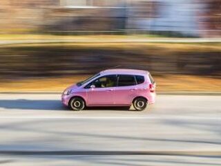 Roze auto's veroorzaken de meeste aanrijdingen