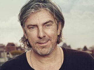 Ruud de Wild stemt voor de NPO Radio 2 Top 2000