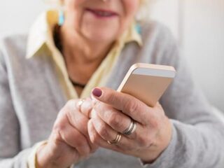 Eenzame senioren kunnen tijdens vakantie terecht bij de Zomerbellijn