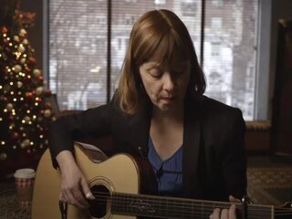 Suzanne Vega geeft haar grootste hit 'Luka' akoestisch jasje