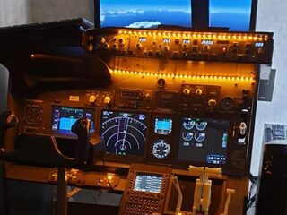 Theo vliegt de wereld rond in zijn hobbykamer omgebouwd tot cockpit