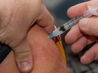 Huisarts Bernard Leenstra start website om weggooien vaccins te stoppen