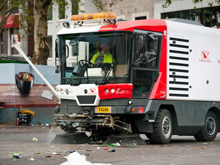 "Duizenden lekke banden door borstels van veegwagen"