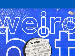Deze podcast vertelt de bijzondere verhalen achter merkwaardige hits