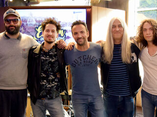 Young Gun Silver Fox speelt nieuw werk live
