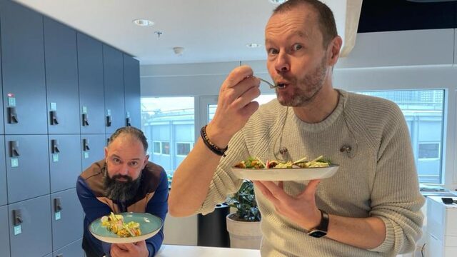 Tv-kok Ramon Brugman maakt een heerlijke voorjaarssalade met asperges