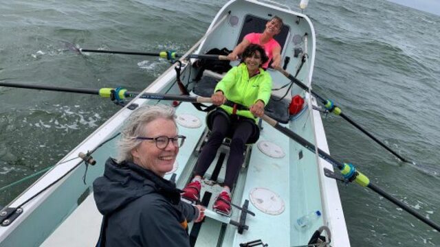 Deze vier dames roeien al weken over de Atlantische Oceaan voor het