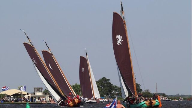Friese Bas Krom legt met zijn team in een skûtsje de Elfstedentocht af