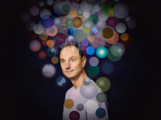 ADHD vanuit je theaterstoel: Thomas van Luyn neemt je mee in zijn hoofd