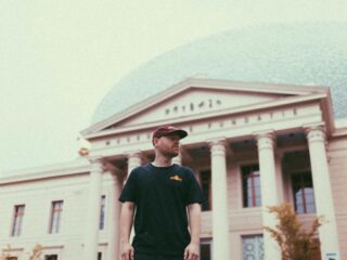 Andrew sprak met Sticks over zijn expositie 'Onrust'