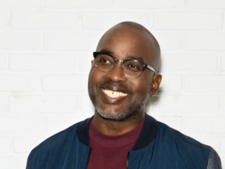 Andrew Makkinga in gesprek met dj Edson Sabajo van Patta