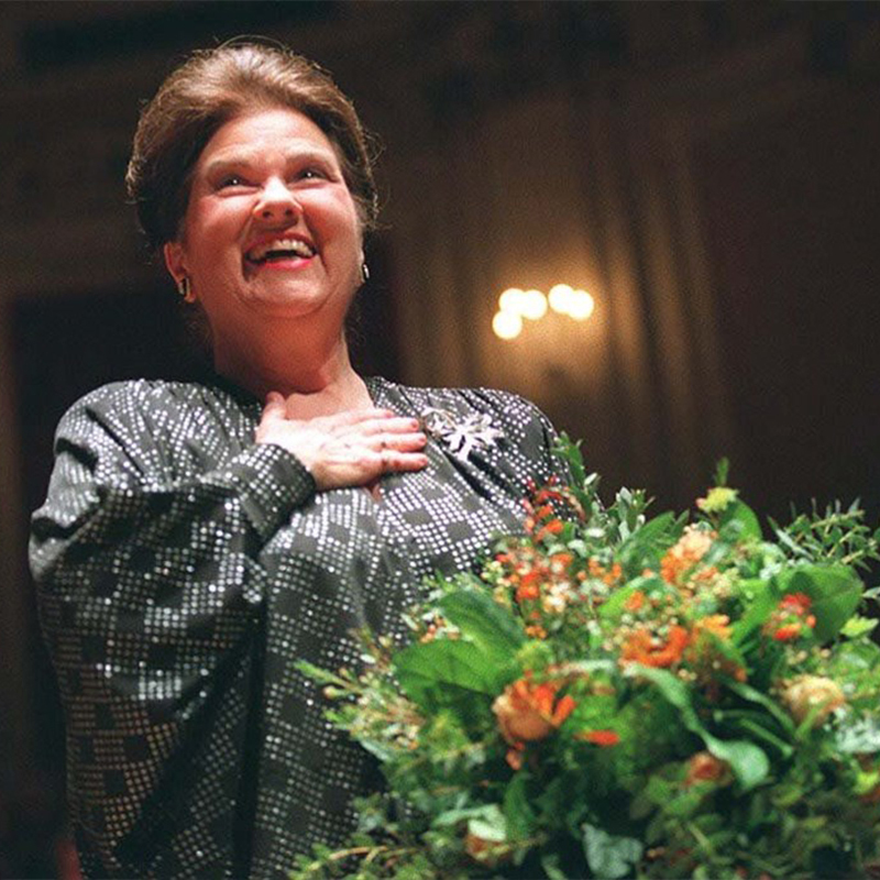 Sopraan ELLY AMELING in het Concertgebouw in Amsterdam officieel afscheid genomen van de concertpodia. Hoewel zij haar zangcarriere beeindigt zal zij wel les blijven geven.