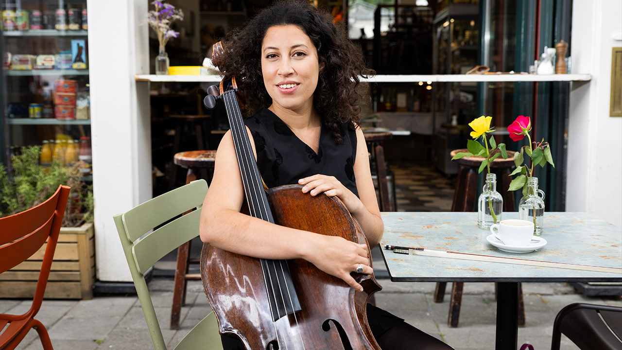 Ella van Poucke met haar cello op het terras