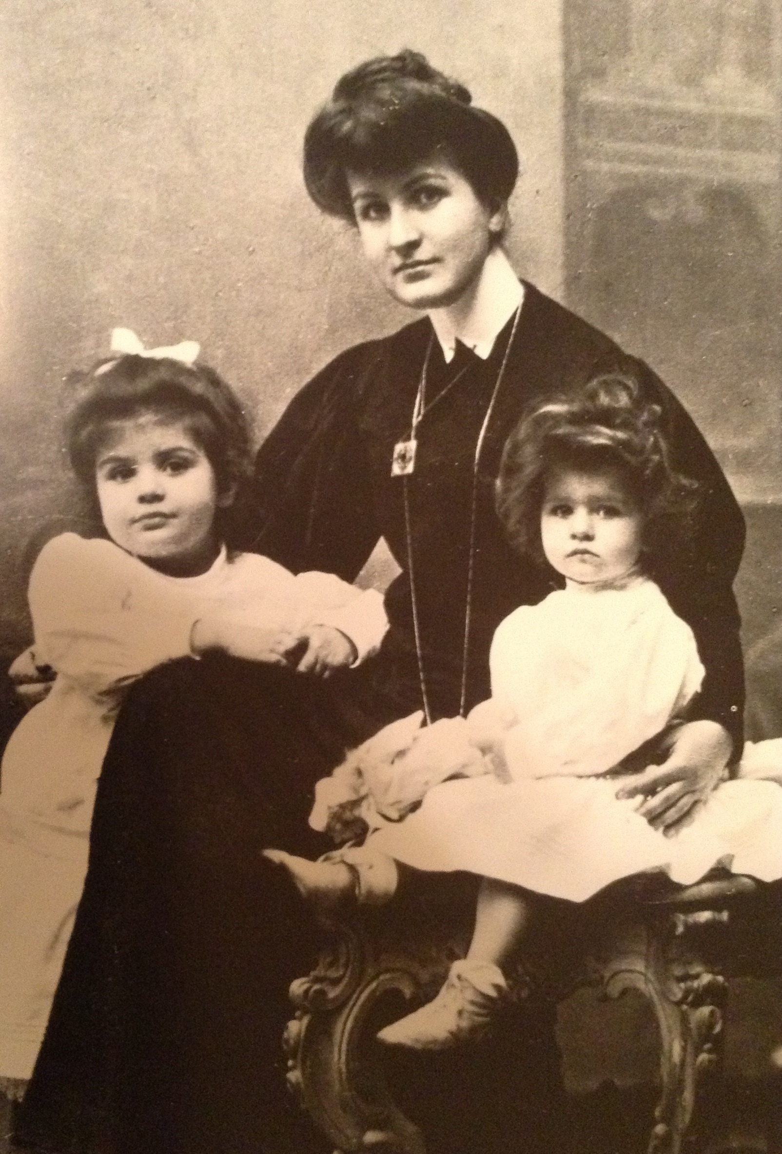 Alma Mahler-Werfel met haar kinderen Maria en Anna.