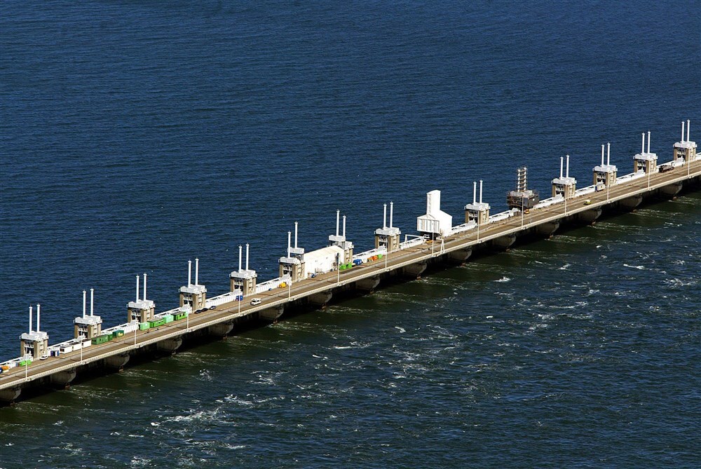 De Stormvloedkering in de Oosterschelde.