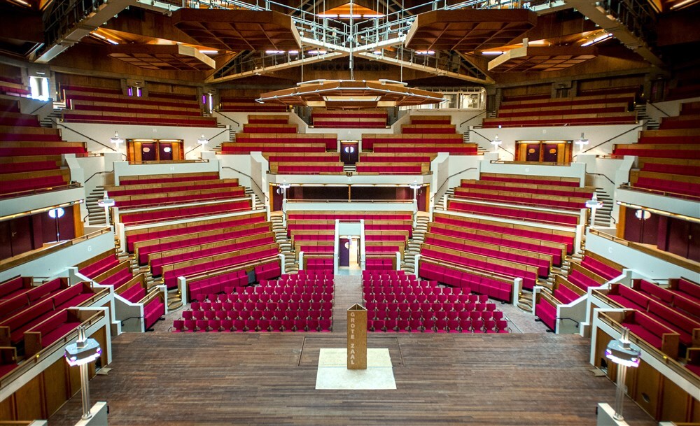 Exterieur van het nieuwe moderne Tivoli Vredenburg. Het muziekcentrum is voor het eerst door het publiek te bezichtigen en zal op 21 juni officieel worden geopend.