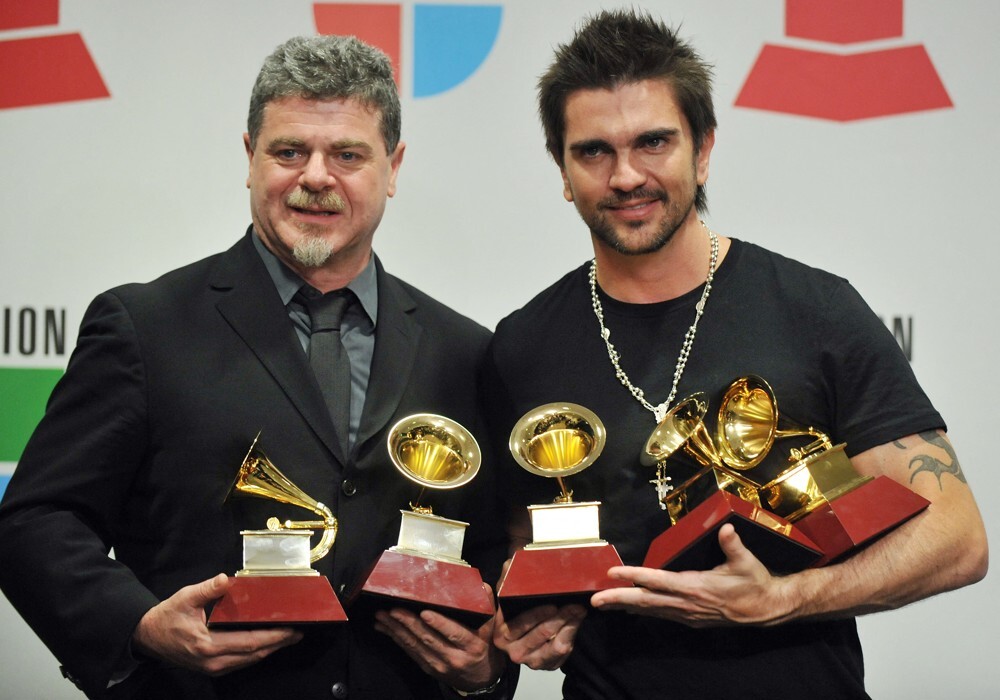 Santaolalla en Juanes tijdens de Latin Grammy Awards