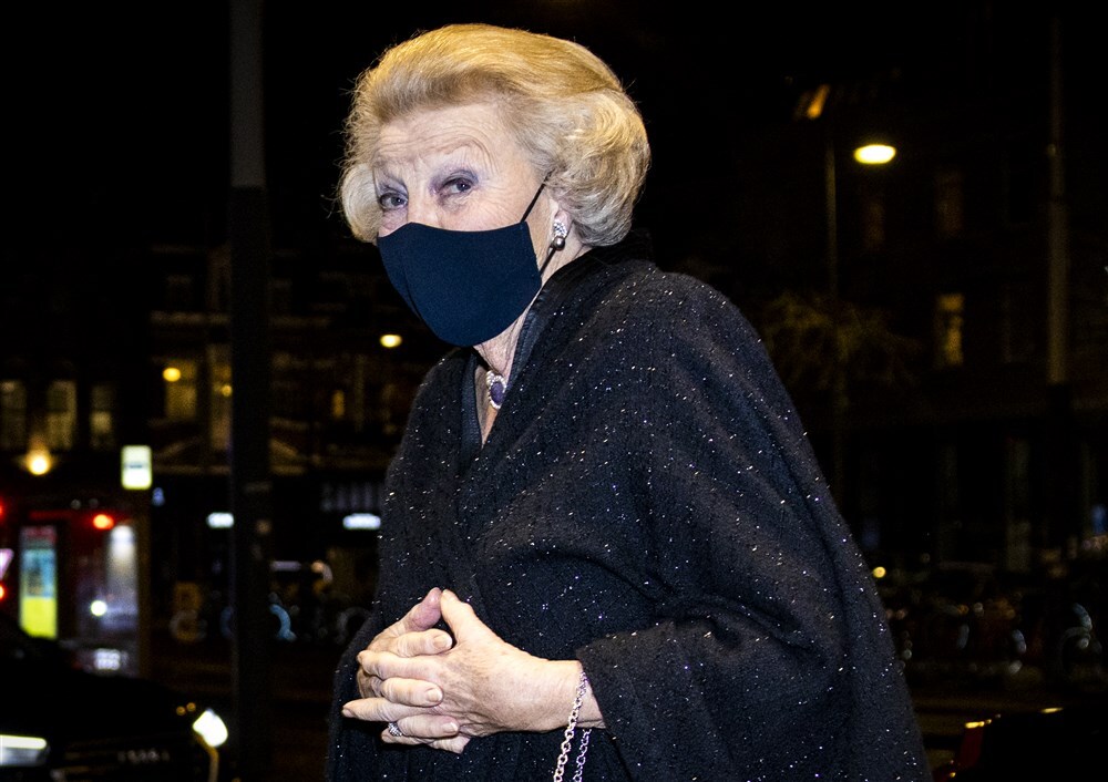 Prinses Beatrix arriveert voor het herdenkingsconcert in het Concertgebouw ter ere van de overleden dirigent Bernard Haitink. Dirigent Ivan Fischer leidt het Concertgebouworkest.