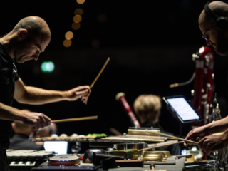 Een klok van brons én kogelhulzen - Ensemble HIIIT laat horen hoe dat klinkt