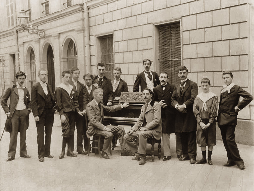 Ravel (links) met zijn klas voor het conservatorium in 1895.