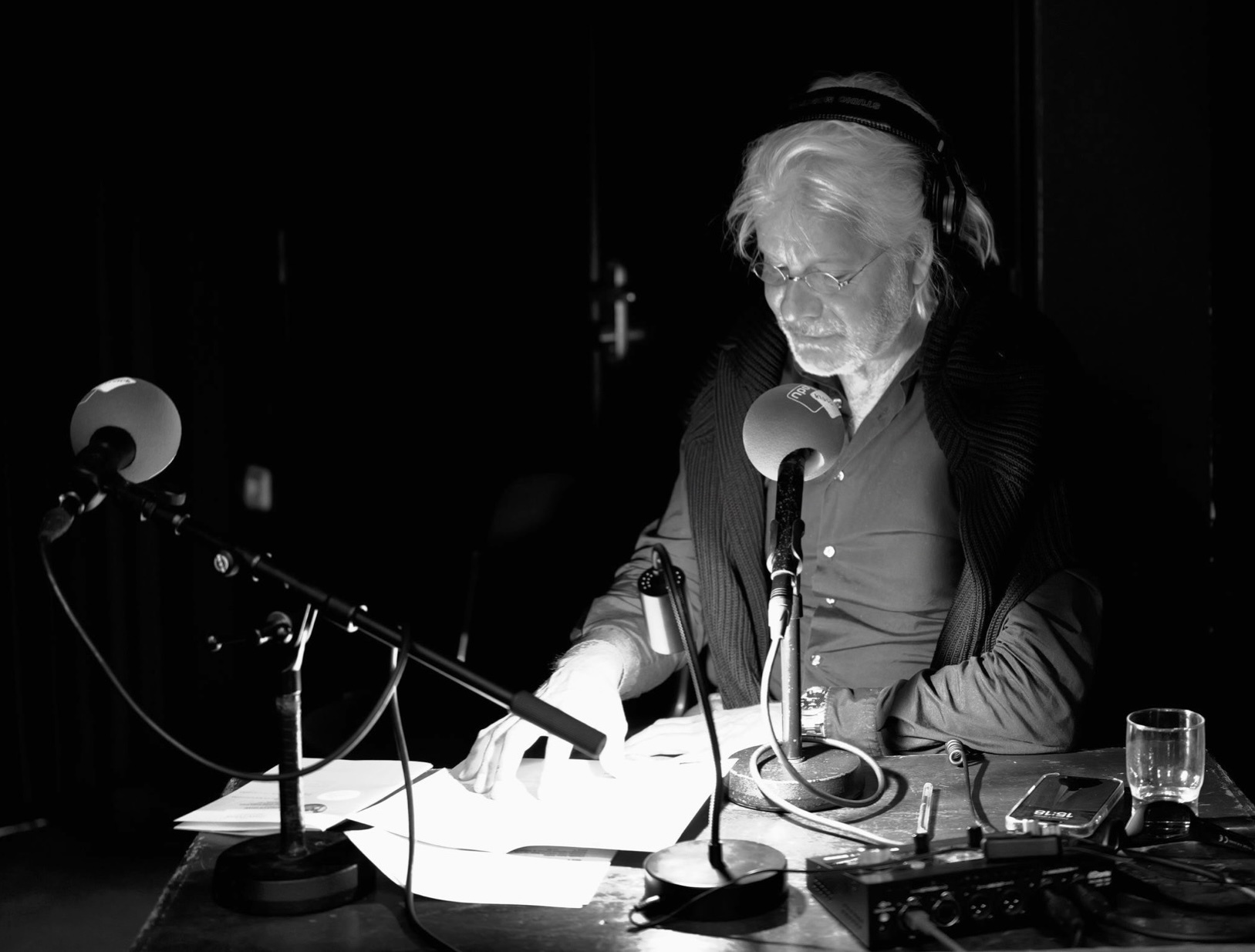 Presentator Hans Haffmans vastgelegd door Concertgebouwdirecteur Simon Reinink op zijn vaste plek in de radiologe van het Concertgebouw.