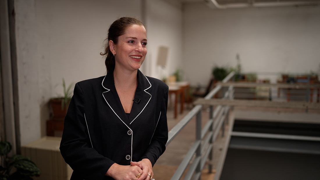 Justine Bourgeus tijdens een interview met VPRO Cinema Extra