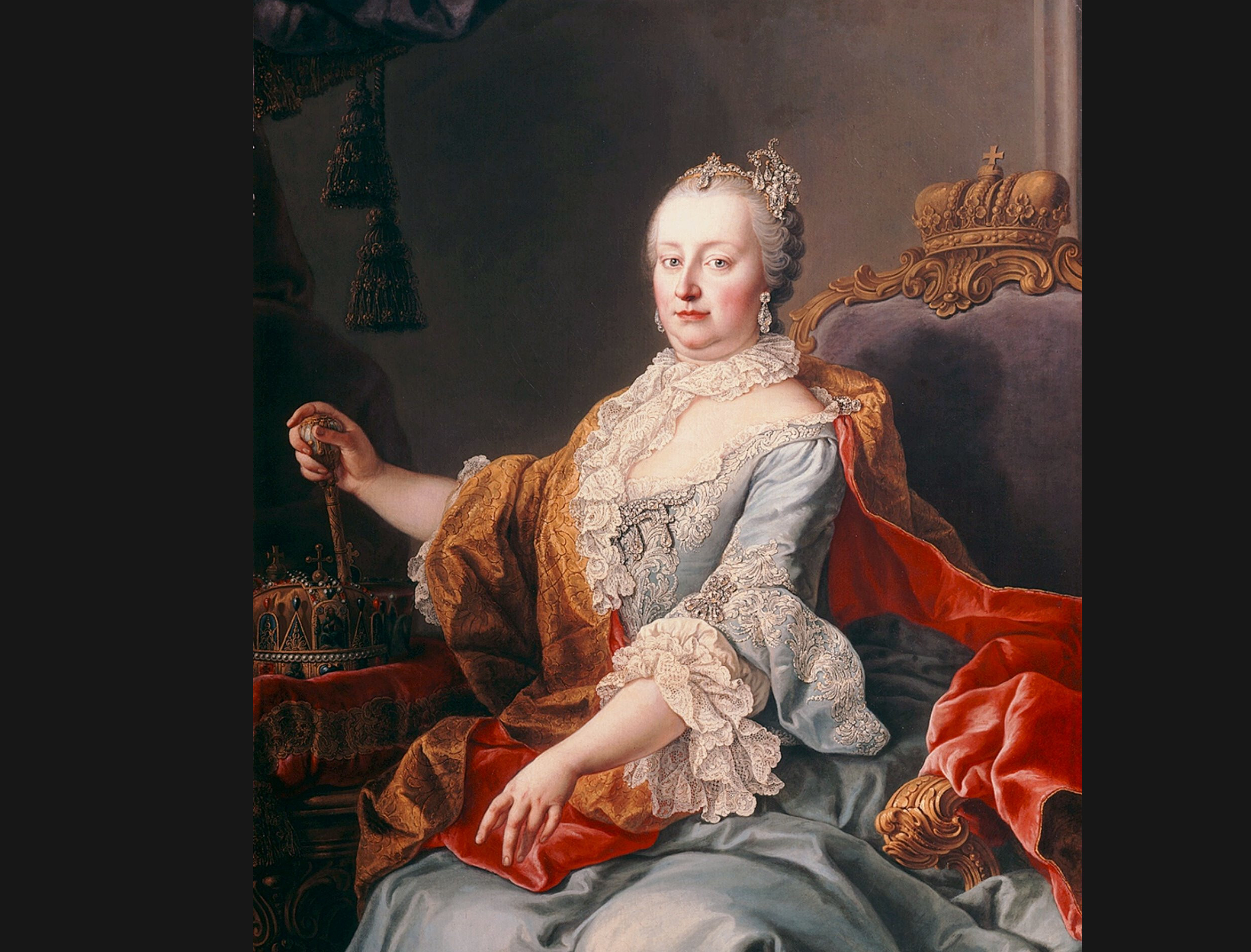Een schilderij waarop Maria Theresa is afgebeeld. Ze is een vrouw met grijs haar dat naar achter in een krullend kapsel zit. Ze draagt een groot sieraad in haar haar en oorbellen. Haar jurk is blauw en ze heeft een rood-oranje doek om haar schouders gedra