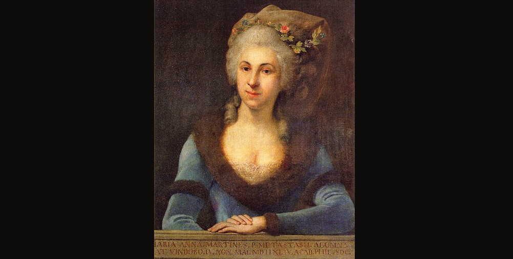 Een schilderij van Marianna Martines. Ze is een vrouw van rond de dertig met grijs opgestoken haar. Ze draagt een blauw met bruine jurk.