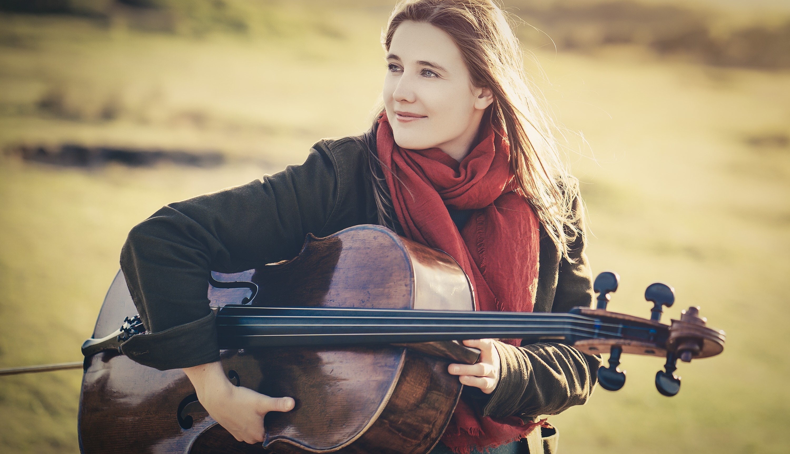 Nuala McKenna met cello op het strand