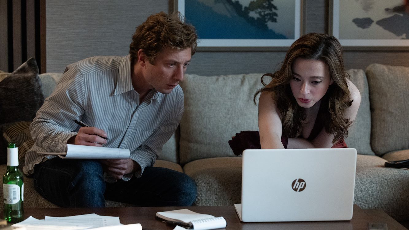 Jeremy Strong als Mark Zuckerberg en Mikey Madison als Frances Haugen in The Social Reckoning
