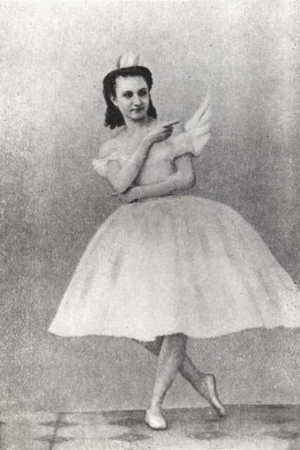 Een foto van Anna Sobeshchanskaya als Odette in de originele productie van Tsjaikovski's Zwanenmeer in 1877.
