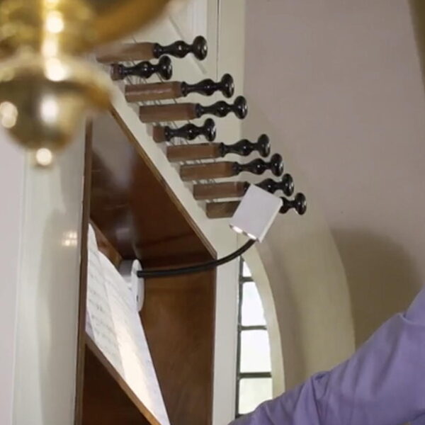 Laurens de Man op het orgel in de kerk van Beets