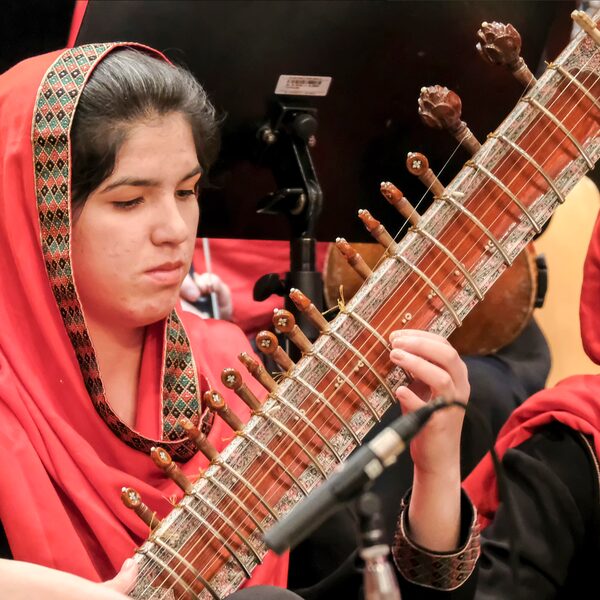 Vrouwenorkest Afghanistan speelt weer,… in Qatar